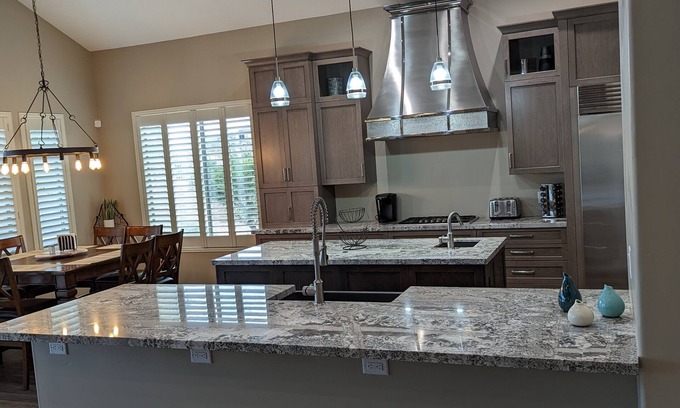 Desert View Village Casa | Lujo 5BD N Scottsdale / Cave Creek-Mtn / Vistas al atardecer Home-Pool / NUEVO Jacuzzi