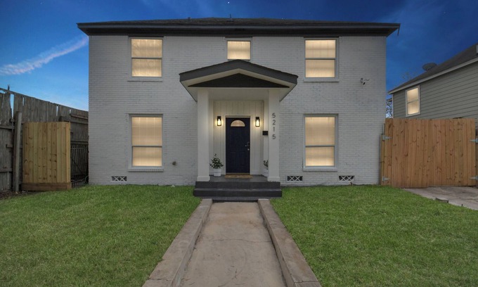 MacGregor Casa | Luxury Retreat close to all major locations-Sleeps 20-Pergola-Private Parking