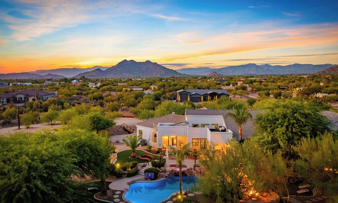 Pinnacle Peak Casa | Luxury retreat | massages, pool, golf, sunsets, movie, games.