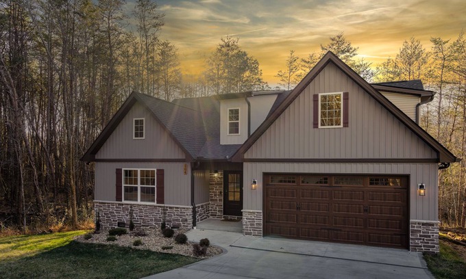 Loudon Casa | Luxury Retreat, sauna, hot tub, fire pit, poker table, ping pong!