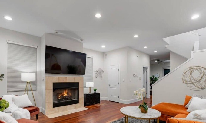 Wicker Park Casa | Luxury Retreat with Home Theater