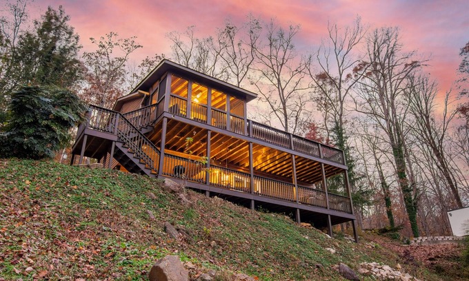 Whiteside Casa | Luxury River Cabin: Hot Tub, Decks, Amazing Views