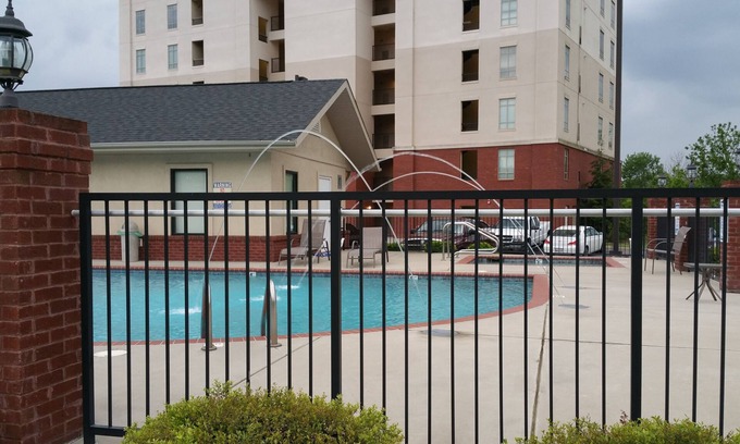 Sevierville Condominio | 2 B / R de lujo A orillas del río Piso / Ubicación perfecta / Nueva Mobiliario / Nueva unidad de alquiler