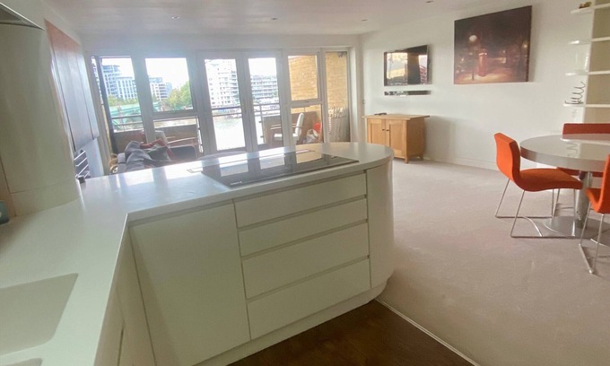 St. Mary's Park Apartamento | Luxury riverside apartment in Battersea. Balcony/ Private secure parking