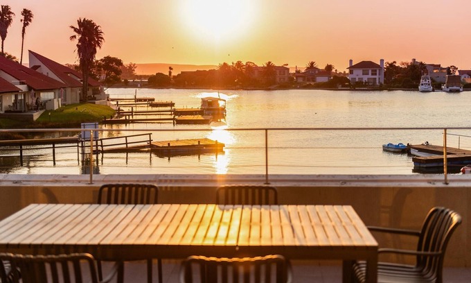 Port Owen Apartamento | Luxury Riverside Getaway | Balcony | Pool