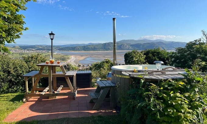 Llandudno Cabina | Luxury romantic escape just for two with stunning views, BBQ Hut and Hot tub
