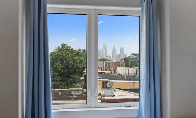 Point Breeze Casa | Luxury Roofdeck Retreat 4-bdrm Near Penn Chop