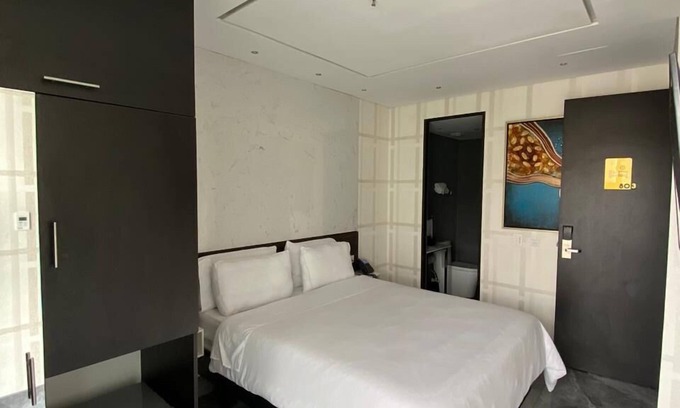 El Poblado Hotel | Habitación de lujo con vista increíble y balcón.