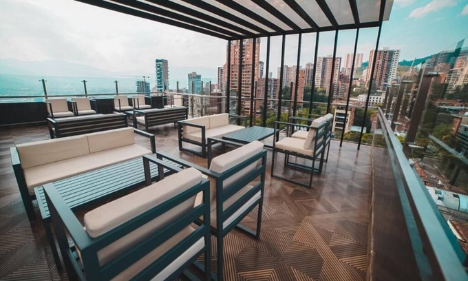 El Poblado Hotel | Habitación de lujo con jacuzzi y vista increíble