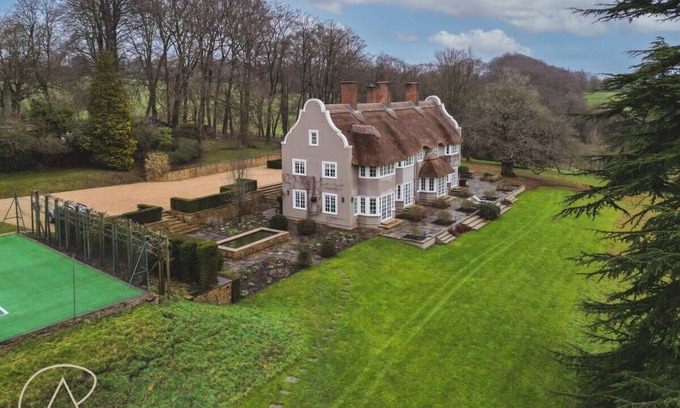 Wooburn Moor Casa | Luxury Rural Family Getaway with Tennis Court