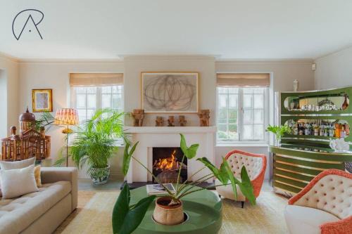 Wooburn Moor Casa | Luxury Rural Family Getaway with Tennis Court