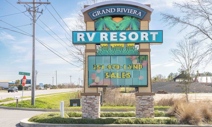 Foley Alquiler De RV | Luxury RV Lot 98 at Grand Riviera Resort in Foley, AL