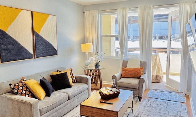Hillcrest Condominio | Luxury San Diego Condo - Balcony, Desk, Pool, Gym & EV Charger