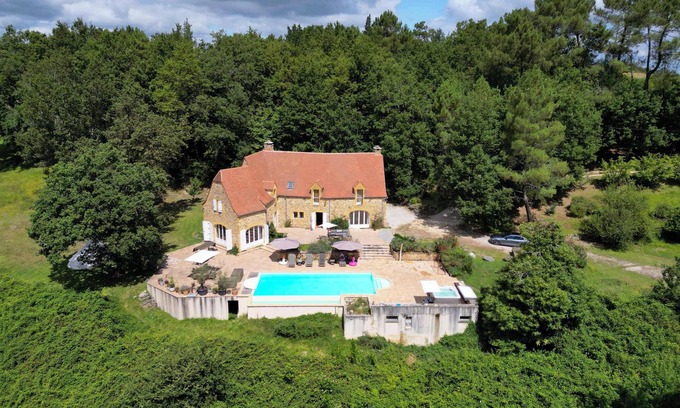 Beynac-et-Cazenac Villa | Chateau in secluded luxury with Pool & Hot Tub