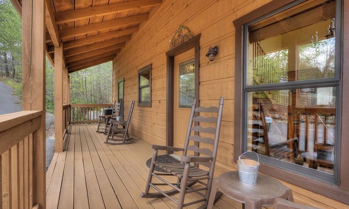 Sevierville Cabina | Lujo aislado 1 bd + loft cabina! ¡Wifi! Sony PlayStation! 11min a Parkway!