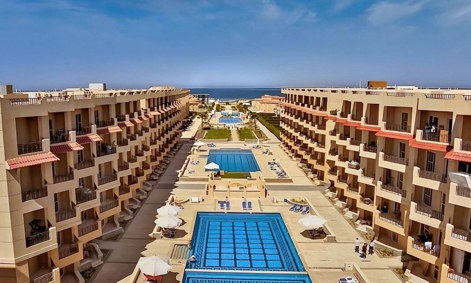 Al Ahyaa Apartamento | Apartamento de lujo en Selena Bay ¡playa privada, escuela de kitesurf y 5 pisci