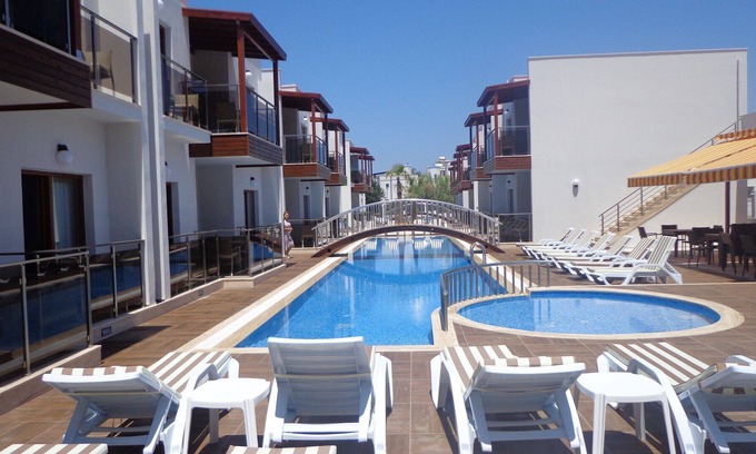 Turgutreis Apartamento | Apartamento de vacaciones de lujo de 1 dormitorio con piscina comunitaria.