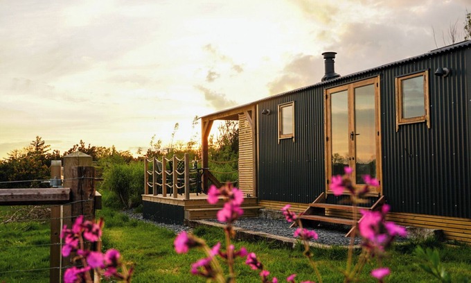 Menai Bridge Apartamento | Luxury Shepherds Hut with hot tub, firepit and gas barbeque