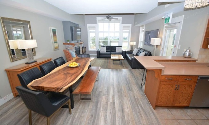 The Blue Mountains Casa | Luxury ski/golf chalet in Blue Mountain Rivergrass