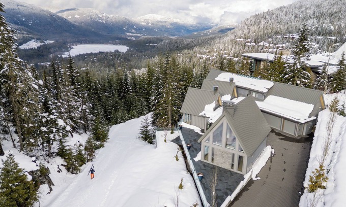 Whistler Creekside Casa | ❄︎Aurora Estate Kadenwood ❄︎ Luxury 6 BR/Hot Tub/Sauna/Gym/Private Gondola/Ski-In/Out/Bike-In/Out