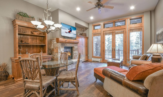 River Run Condominio | Esta es una de las propiedades más lujosas de Keystone. Si crees que mereces lo mejor mientras estás de vacaciones, esta propiedad es el lugar para ti. Ski in-Ski out, piscina climatizada interior y exterior, jacuzzi, aislado!