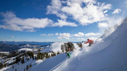 Olympic Valley Apartamento | Luxury ski-in ski-out Palisades condo 200ft to KT22 Steps to Gondola Tram Funitel