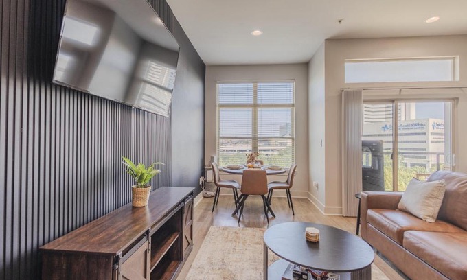 Deep Ellum Apartamento | Luxury Skyline Escape, Sauna, King Bed, DT View