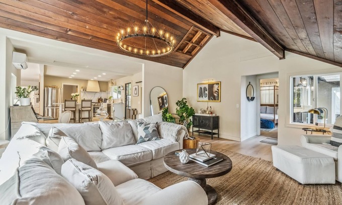 Sonoma Casa | Luxury Sonoma Estate + Guest Cottage in Heart of Wine Country