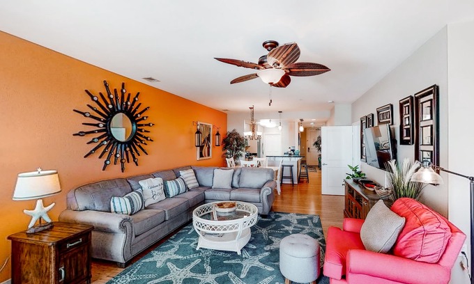 Sandbridge Condominio | Luxury south-side condo with great views of the Atlantic/Back Bay, pools, & gym