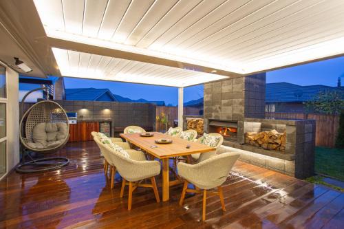 Prebbleton Casa | Luxury Spa, Outdoor Fireplace & Games Room - Sleeps 10, 18 mins from CHC Airport