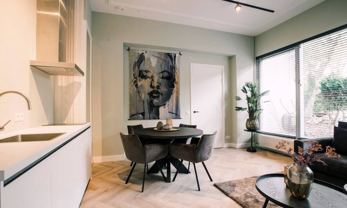 Tilburg Apartamento | 1 dormitorio, WiFi rápido, 40m² de suelo en espiga y un baño en suite con ducha de lluvia.