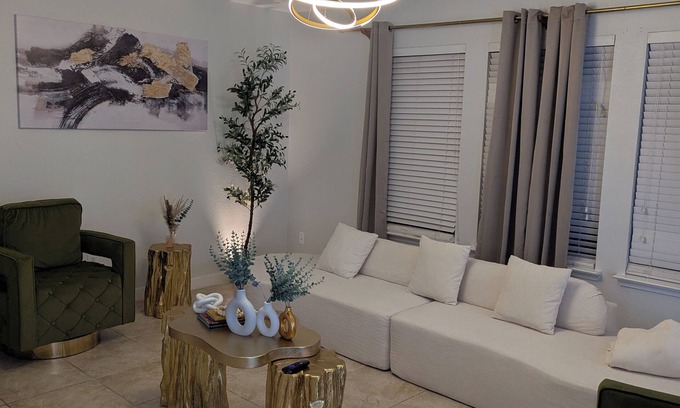 Houston Casa | Luxury Spacious 9-bed Houston with Game Room , Cinema , Record Studio + HOT TUB