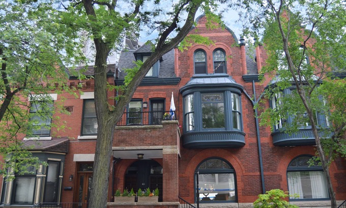 Park West Condominio | Lujo, espacioso piso de piedra rojiza en el primer piso en el este de Lincoln Park