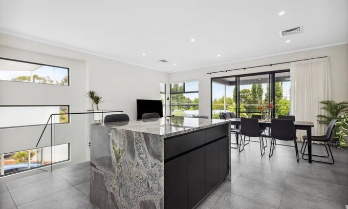 Maylands Casa | Luxurious Urban Townhouse w/ Parking