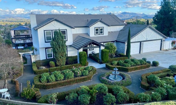 Felicita Casa | Luxury Stay in San Diego. 5BR/3BA with Mountain views and hot tub