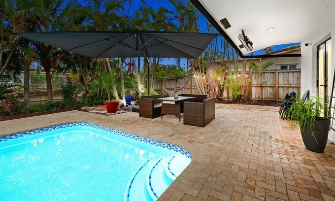 Fort Lauderdale Casa | Luxury Stay Waterfront at Blue Lagoon | Pool | Fenced Yard | Prime Location Dog OK