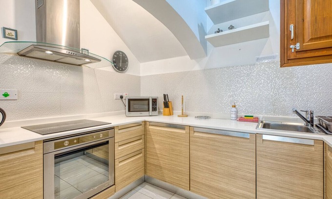 Ghajnsielem Apartamento | Luxury Stay with Courtyard BBQ and Huge Pool