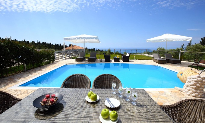 Tsoukaladhes Villa | Villa de piedra de lujo Emily con piscina privada con vistas al mar Jónico