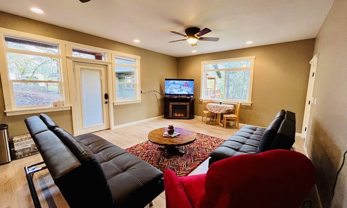 Trail Apartamento | Luxury studio in the private hillside of Trail. Wi-Fi & Pet Friendly!