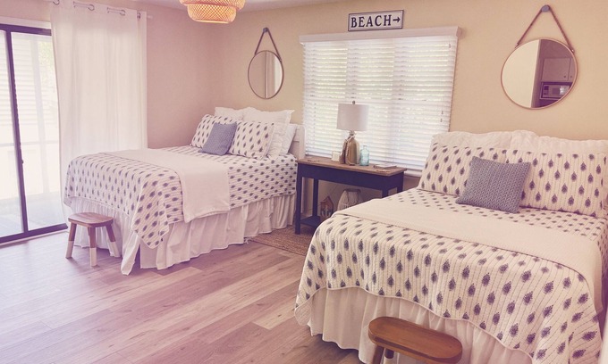 Sea Trail Apartamento | Luxury studio suite in Sea Trail. Close to beach. Wonderful screen in porch.