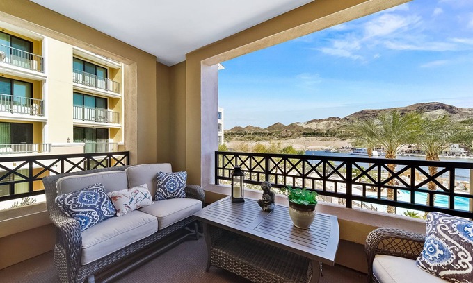 Lake Las Vegas Condominio | ¡Nuevo listado! Despiértese con las vistas del lago y la piscina en esta suite de lujo.