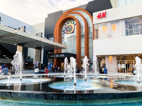 Simon Bolivar Apartamento | Luxury Suites frente mall del sol a pocos minutos del aeropuerto y terminal terrestre