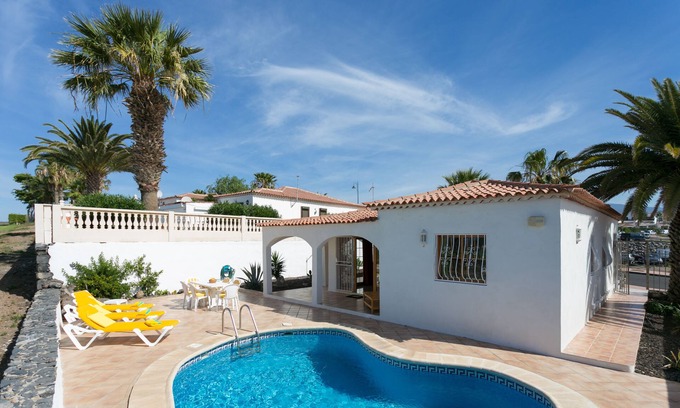 San Miguel de Abona Villa | VILLA DE LUJO SOLEADO CON VISTAS IMPRESIONANTES, WIFI GRATUITO Y PISCINA PRIVADA CLIMATIZADA