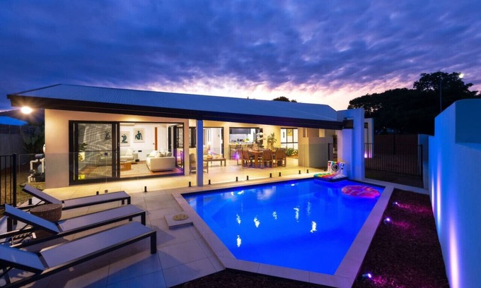 Trinity Park Casa | Luxury Sunny Oasis: Pool, SUV Hire, Near Marina
