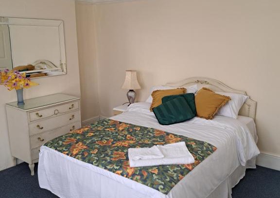 Seven Kings Casa | Luxury super double bedroom near London Seven Kings Train station