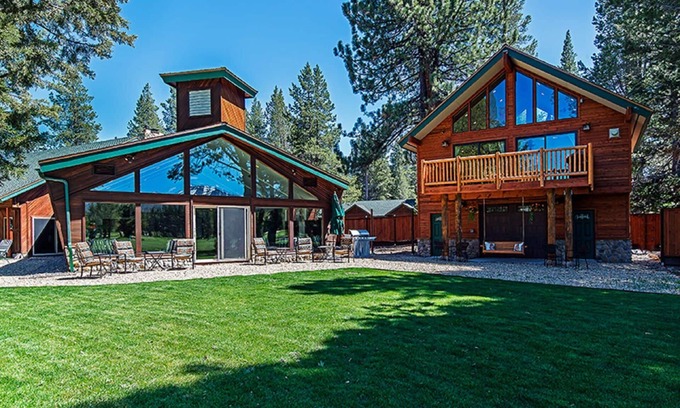 South Lake Tahoe Casa | Luxury Swimming Pool Estate on Golf Course