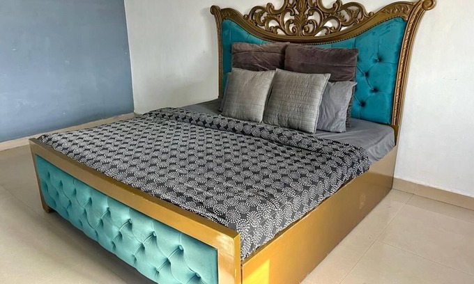 Old Gurgaon Apartamento | Luxury terrace jaccuzi rooms best for diwali party
