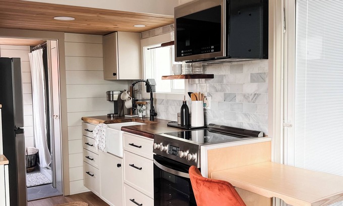 Nampa Casa | Luxury Tiny Home Getaway - Full kitchen, large bathroom, & more