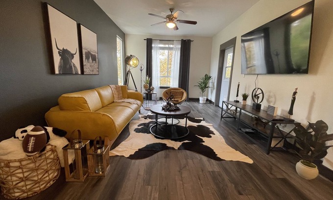Valencia Condominio | Luxury Top Floor Condo 5 min from Magic Mountain in a resort style gated complex
