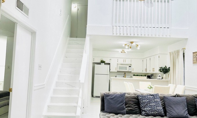 Sugar Land Condominio | Luxury Touches + Pool + Quartz + Gold Details